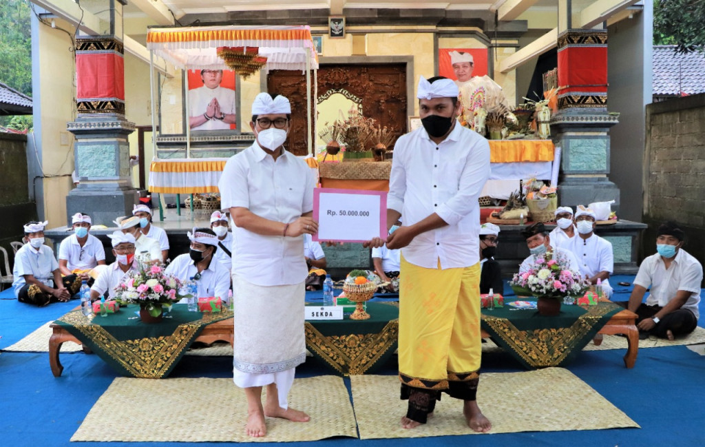 Sekda Adi Arnawa Hadiri Karya Nyekah Massal di Banjar Pengembungan Sari Desa Bongkasa Abiansemal, Dukung Pelestarian Seni, Adat, Agama Dan Budaya